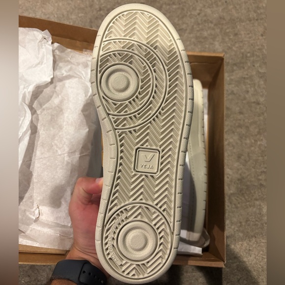 BRAND NEW Veja - Picture 2 of 3